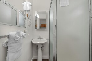Shower, hair dryer, towels - The Tides by the Sea - Entire rental unit in Seaside, Oregon, United States (Seaside)