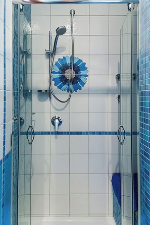 Shower, hair dryer, bidet, towels