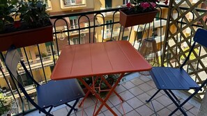 Outdoor dining - Kyntherland House (Napoli)