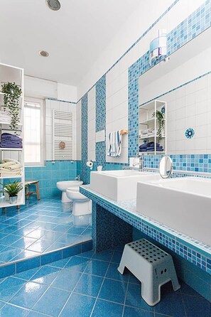 Shower, bidet, soap, toilet paper - Kyntherland House (Napoli)
