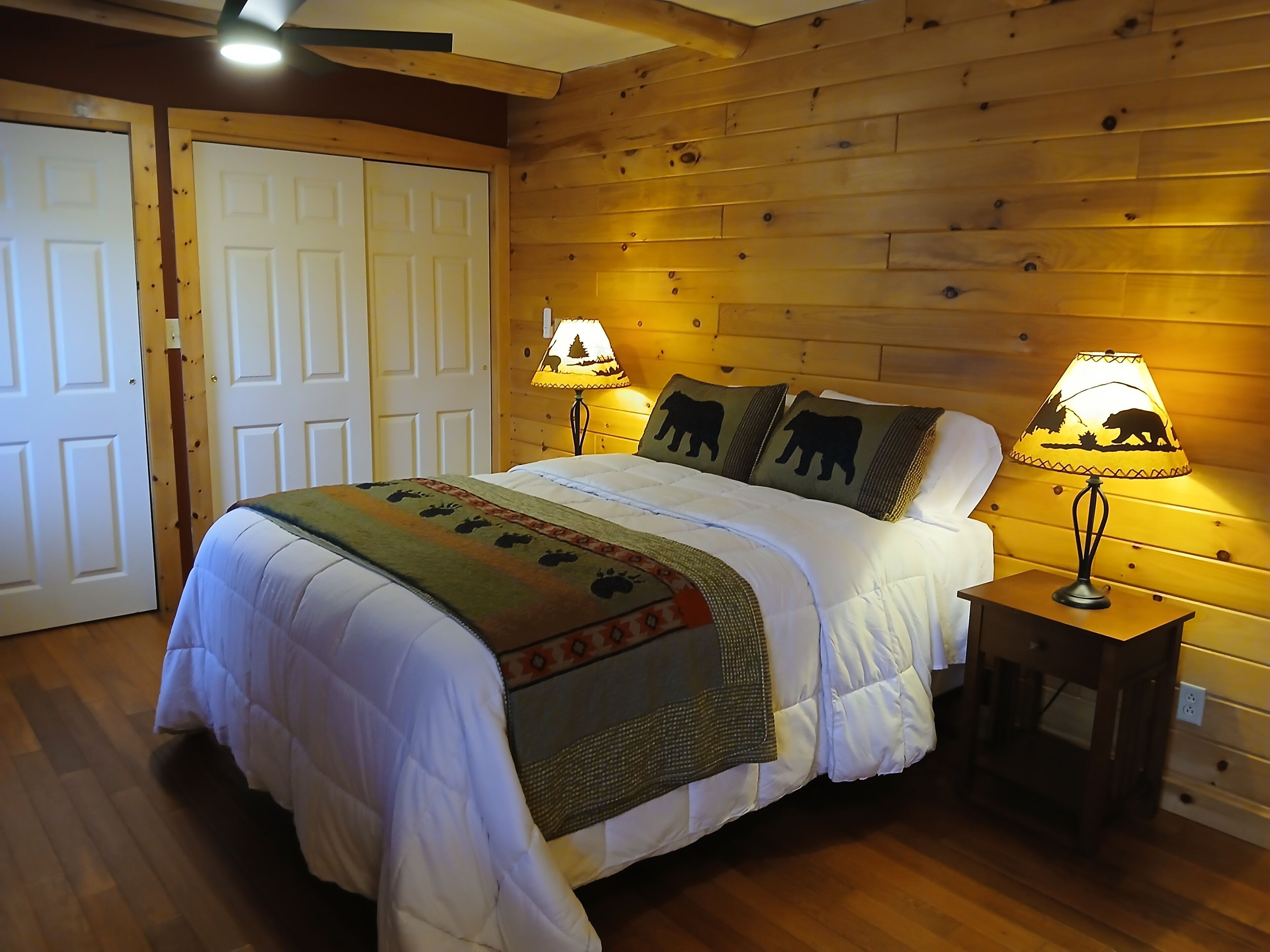 4 bedrooms, desk, WiFi, bed sheets