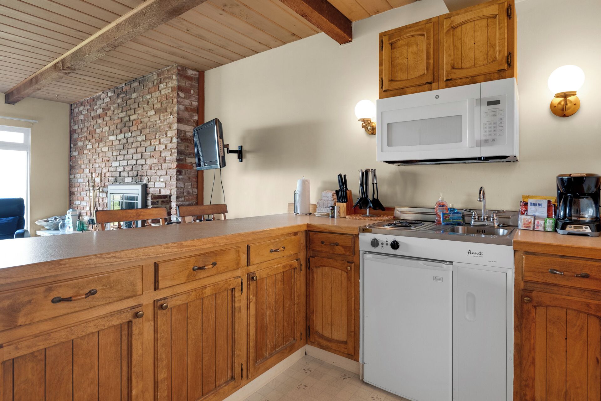 Fridge, microwave, stovetop, coffee/tea maker