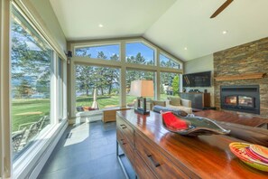 تلفزيون، مدفأة، ستيريو