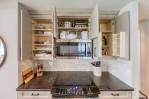 ثلاجة، ميكروويف، فرن، موقد طهي مسطح