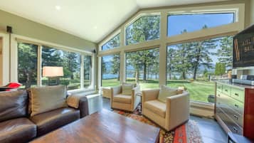 TV, fireplace, stereo