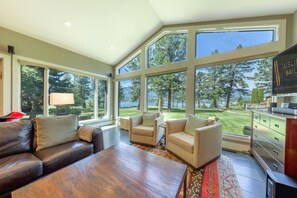 تلفزيون، مدفأة، ستيريو