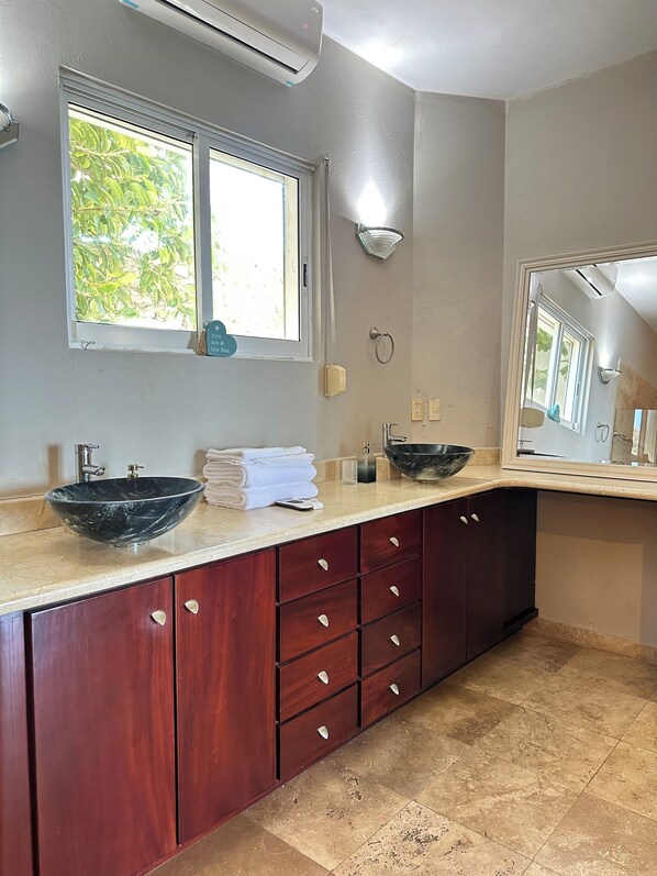 Residenza panoramica | Bagno | Set di cortesia gratuito, asciugamani, sapone, shampoo