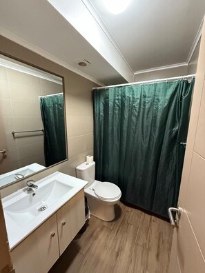 基础公寓, 阳台 | 浴室 | 淋浴/盆浴组合、卫生纸