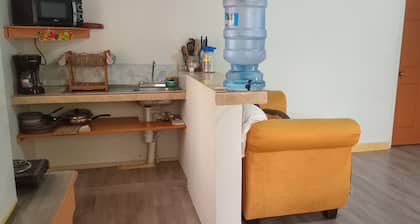 COMFORTABLE room 5 min from XPL Palmerola. For business travelers or stopovers