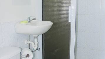 淋浴设施、毛巾、肥皂、卫生纸