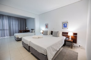 Habitació triple estàndard, vistes al mar | Caixa forta a l'habitació, escriptori i wifi gratuïta