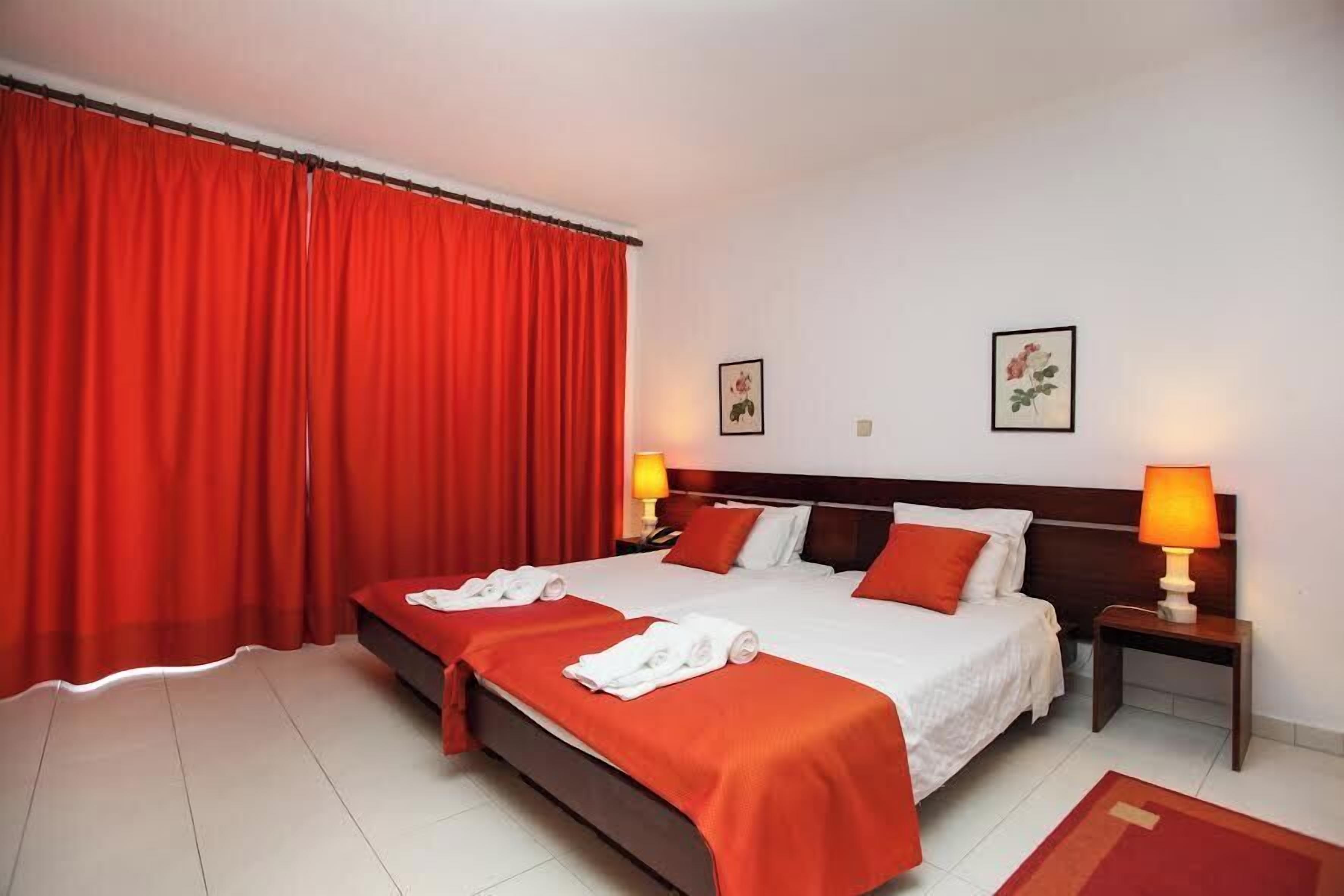 In-room safe, desk, free WiFi