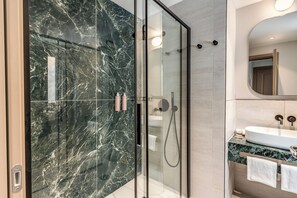 Shower, bathrobes, slippers, bidet - Hotel Santa Maria Maggiore (Rome)