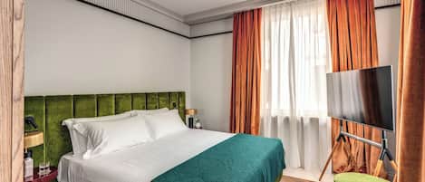 ميني بار وخزنة داخل الغرفة وتجهيزات عازلة للصوت ومكواة/لوح كي