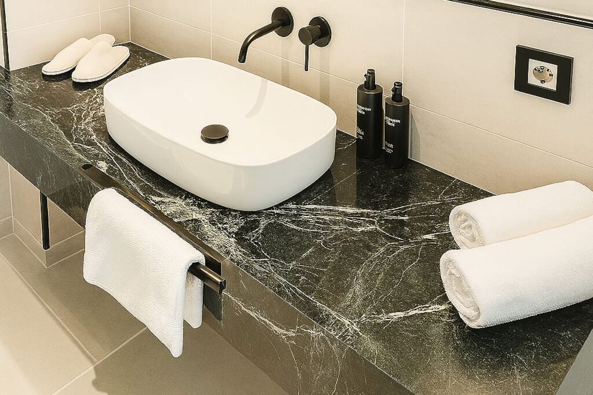 Single Room | Bathroom | Shower, towels, toilet paper