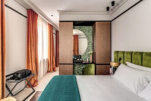 Deluxe Double Room | Minibar, in-room safe, soundproofing, iron/ironing board - Hotel Santa Maria Maggiore (Rome)