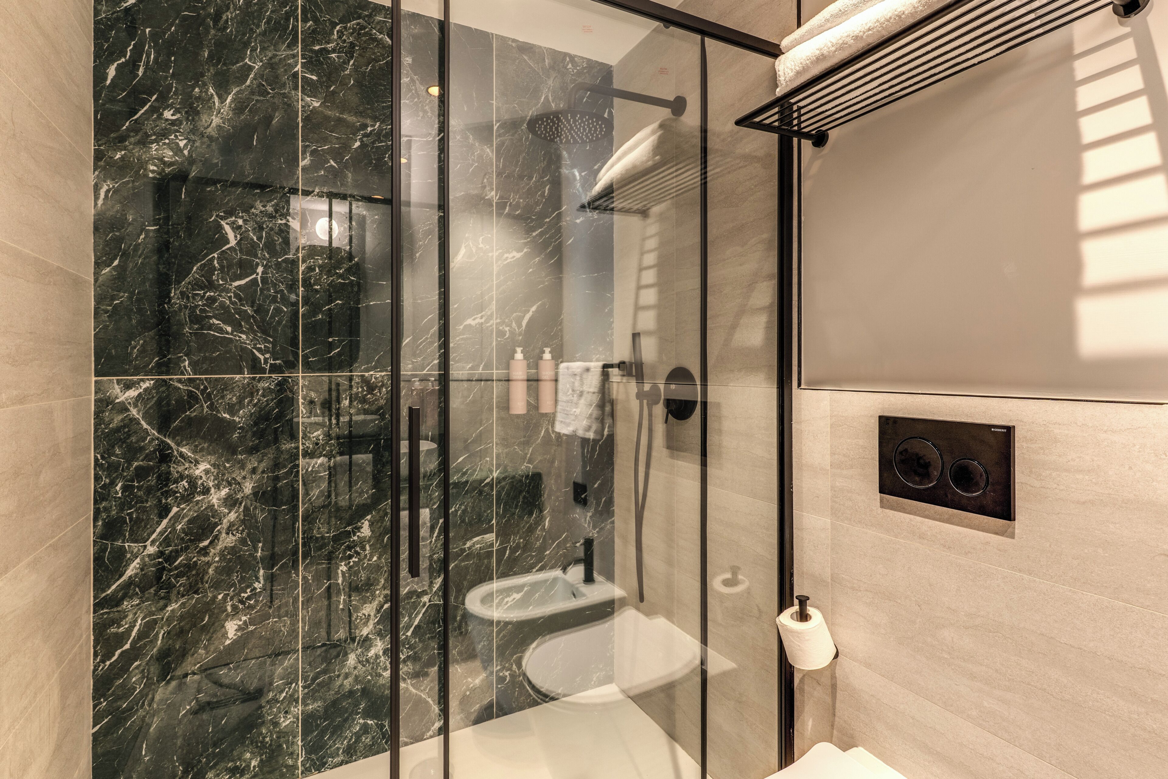 Habitación doble económica | Baño | Regadera, batas, pantuflas, bidet 
