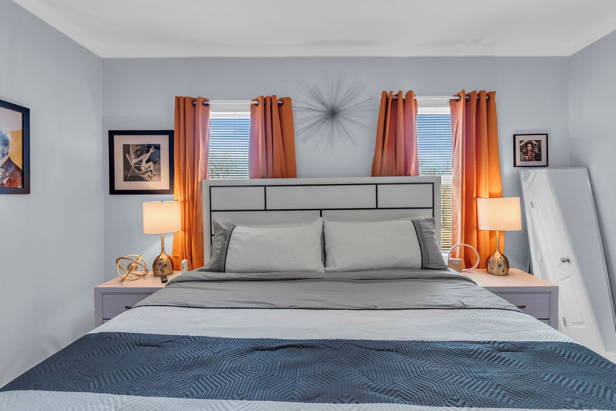 4 habitaciones, escritorio y tabla de planchar con plancha 