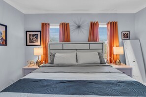 4 habitaciones, escritorio y tabla de planchar con plancha