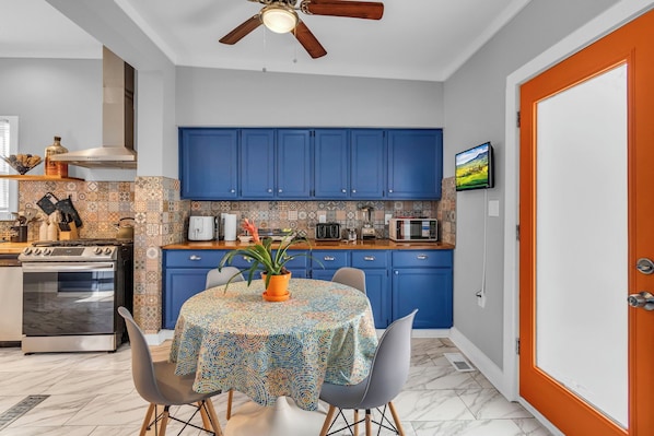 Frigorífico, microondas, horno y placa de cocina