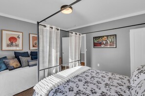 4 habitaciones, escritorio y tabla de planchar con plancha 