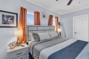 4 habitaciones, escritorio y tabla de planchar con plancha