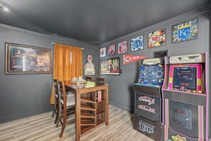 Dining - 4BR 3BA Near FIFA + Morton + KC Current 3 Kings (Kansas City)