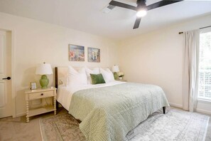 2 bedrooms, iron/ironing board, WiFi, bed sheets - Easy Tiger-1.5 miles to Campus (Auburn)