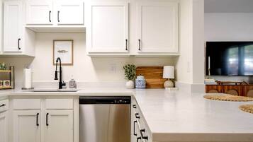 Frigorifero, microonde, lavastoviglie, macchina per tè/caffè