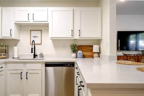 Jääkaappi, mikroaaltouuni, astianpesukone, kahvin-/teenkeitin