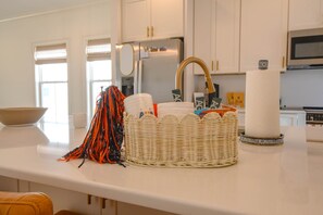 Køleskab, mikrobølgeovn, ovn, kogeplade