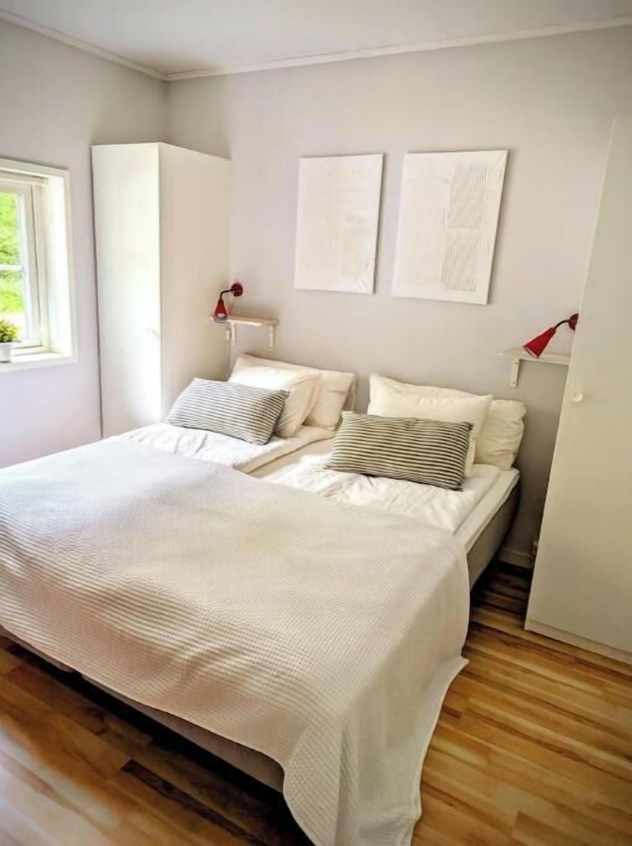 2 dormitorios, caja fuerte, tabla de planchar con plancha