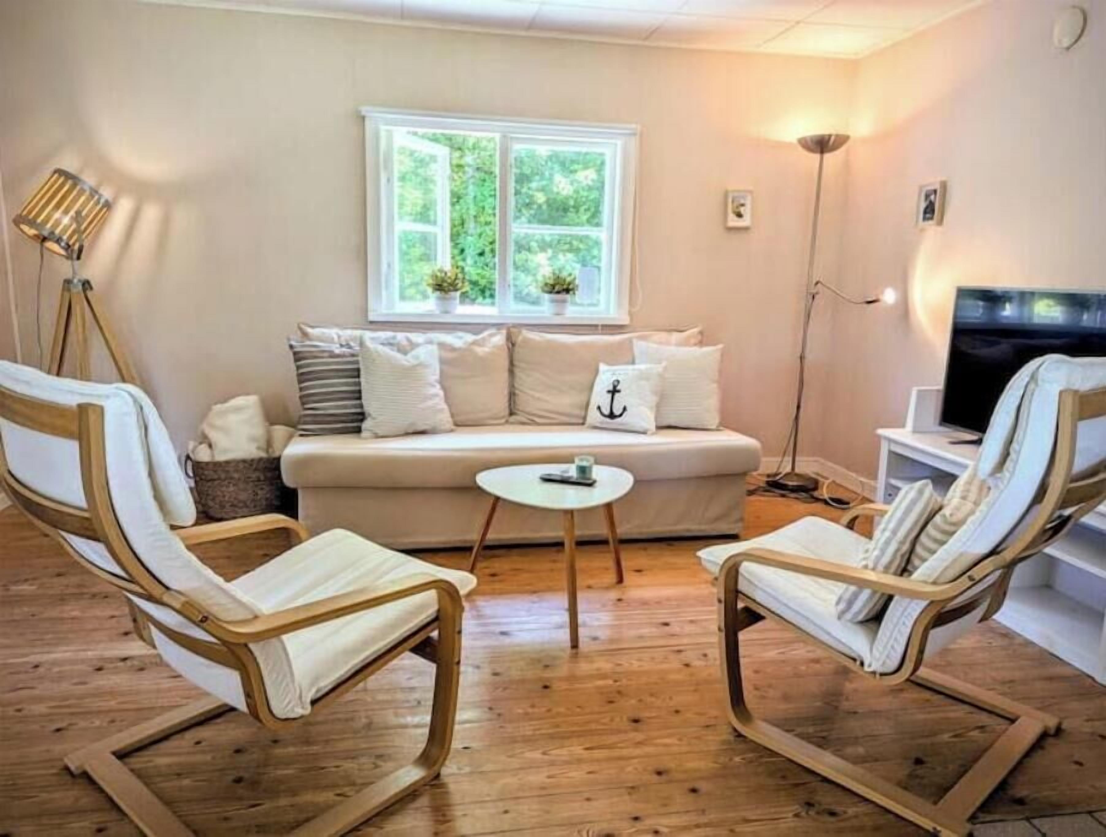 Smart TV, fireplace, books, stereo