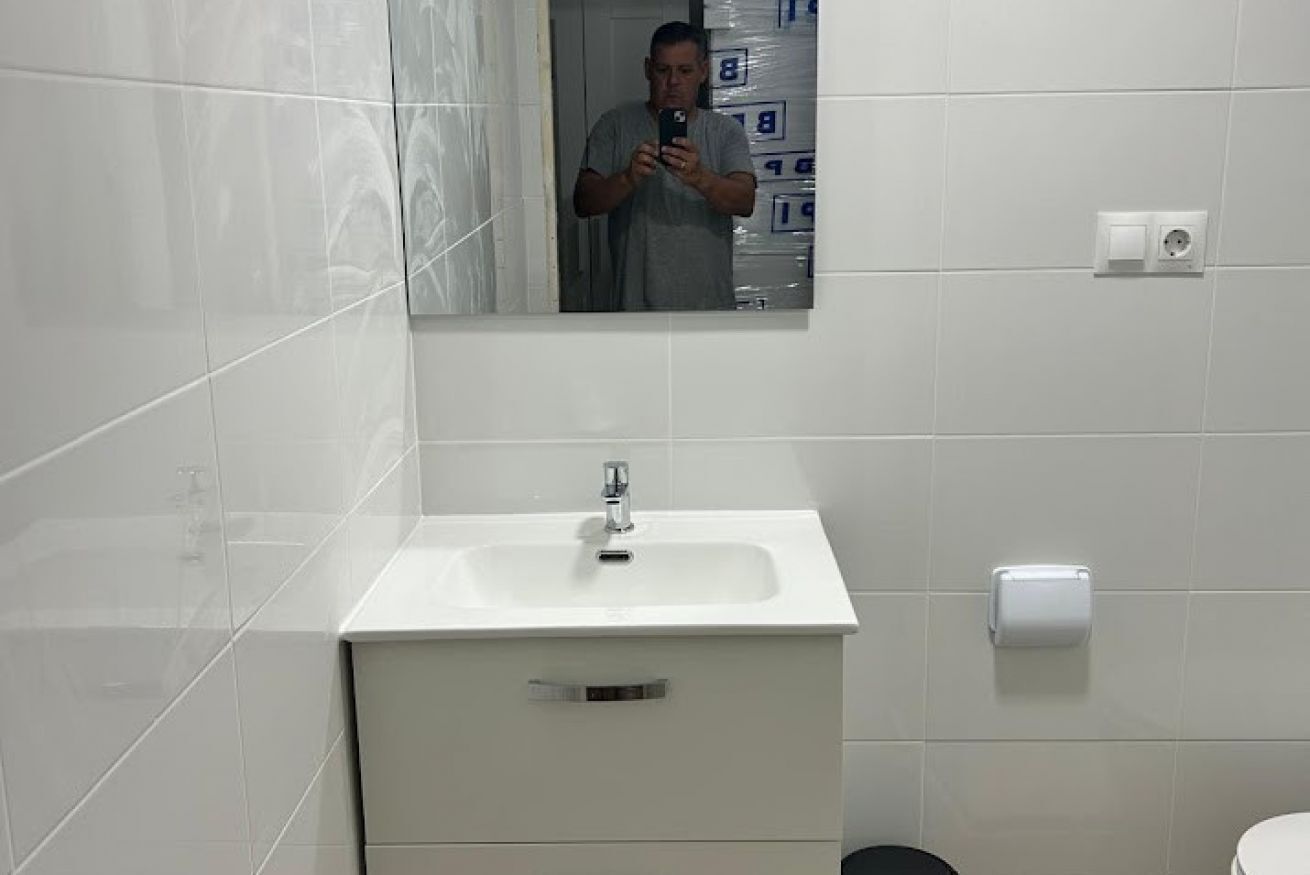 Ducha, secador de pelo, bidé y toallas