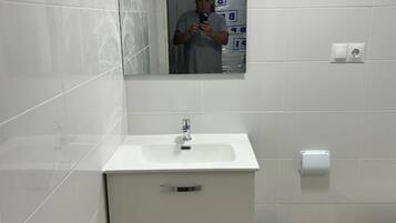 Ducha, secador de pelo, bidé y toallas