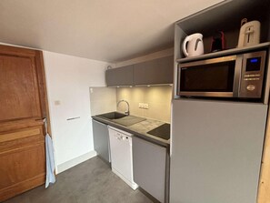 Een koelkast, een microgolfoven, een vaatwasser