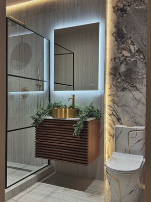 Een douche, een haardroger, handdoeken, zeep