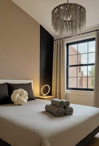 3 KING BEDS • Free parking • Steps from Everything