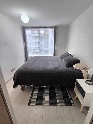 Bureau, espace de travail pour ordinateur portable, rideaux occultants