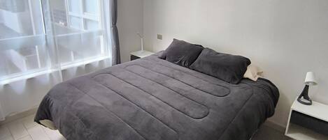 Apartamento clássico | Escrivaninha, espaço de trabalho para notebook, cortinas blackout