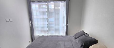 Departamento clásico | Escritorio, espacio para trabajar con laptop y cortinas blackout