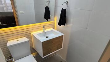 Regadera, secadora de cabello, toallas, jabón