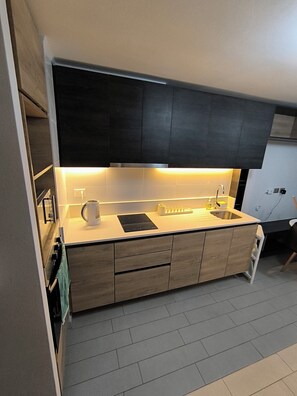 Apartamento clásico | Cocina privada | Frigorífico, microondas, horno y placa de cocina