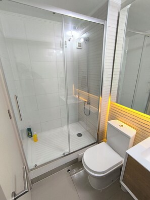Dusche, Haartrockner, Handtücher, Seife