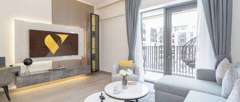 Luksusleilighet, balkong, byutsikt | Strykejern/-brett og wi-fi (inkludert)