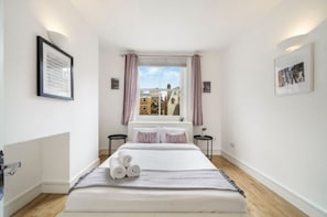 2 bedrooms, iron/ironing board, WiFi, bed sheets - Trendy 2-Bed, 2-Bath flat near Soho, Marylebone & Oxford Circus (London)