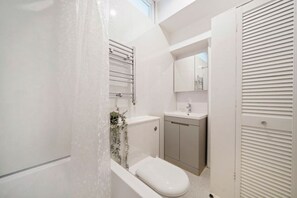 Ducha, secador de pelo, toallas, jabón