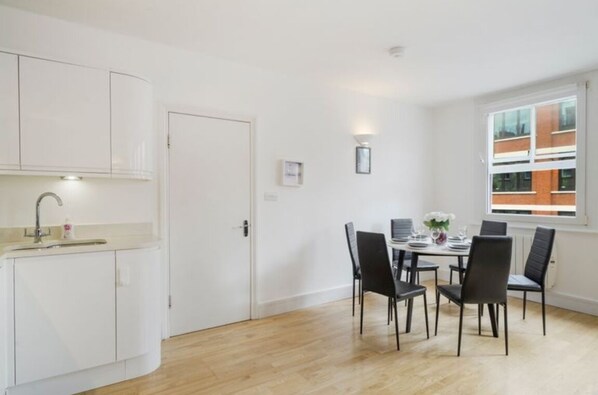 Dining - Trendy 2-Bed, 2-Bath flat near Soho, Marylebone & Oxford Circus (London)
