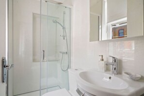 Douche, sèche-cheveux, serviettes fournies, savon