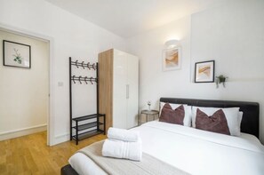 2 bedrooms, iron/ironing board, WiFi, bed sheets - Trendy 2-Bed, 2-Bath flat near Soho, Marylebone & Oxford Circus (London)